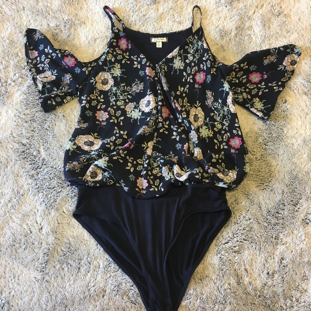 🌷Cold shoulder floral bodysuit